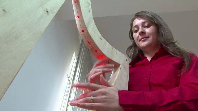 O studenta din Hunedoara a inventat harpa electronica. Cum functioneaza ingeniosul instrument