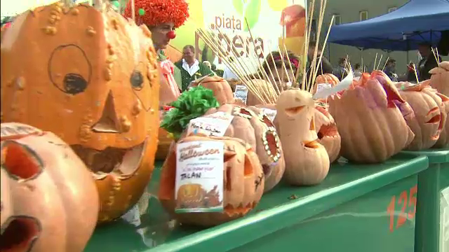 Romania urbana este pregatita de Halloween. La tara, in schimb, dovlecii ajung hrana pentru porci