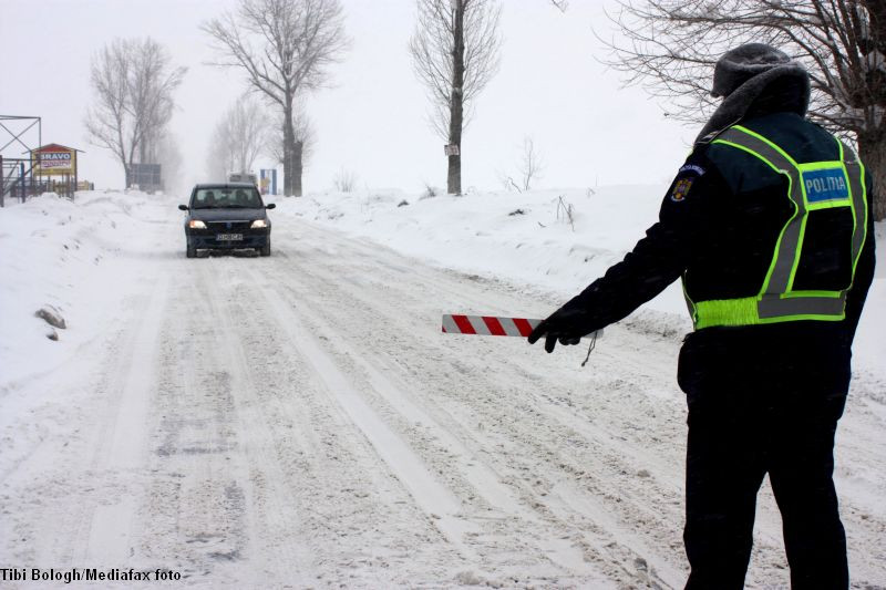 Vin ninsorile, iar anvelopele de iarna devin obligatorii. Ce amenzi risca cei care nu respecta legea