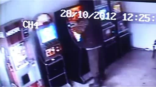 Un cioban pierde 400 de lei la pacanele si sare sa-l bata pe proprietarul magazinului. VIDEO