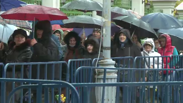 Credinta oamenilor adunati la pelerinajul de pe Dealul Mitropoliei, greu incercata de ploaie si frig