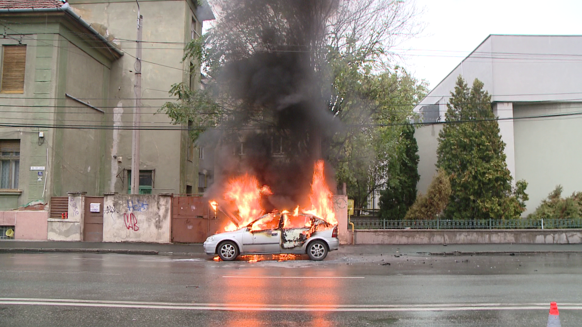 Masina in flacari pe strada Gheorghe Lazar din Timisoara. Vezi VIDEO