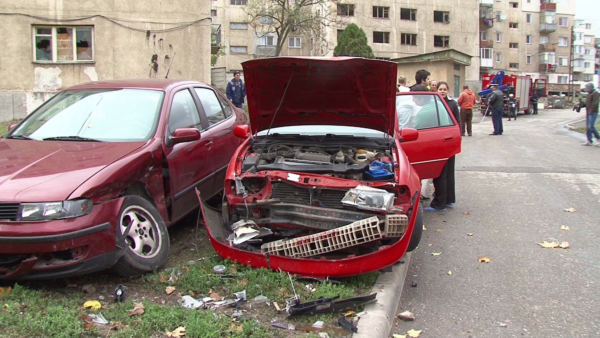 Un sofer incepator a pierdut controlul volanului si a lovit doua masini parcate pe marginea drumului