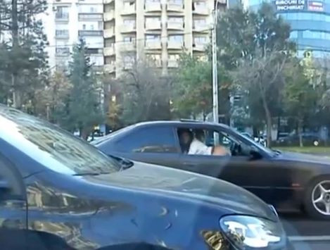 O tanara, gata sa provoace accidente in Capitala. Ce facea intr-o masina, pe jumatate dezbracata