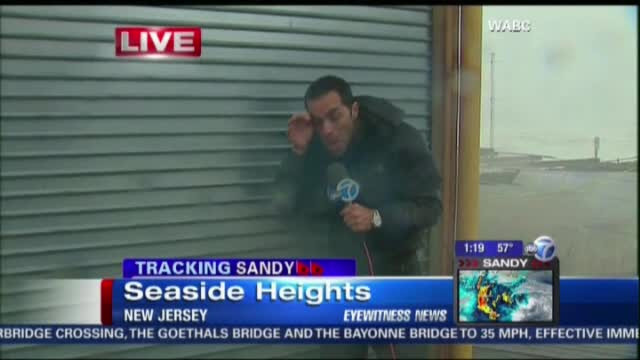 Uraganul Sandy a dat batai de cap si reporterilor care transmiteau din mijlocul urgiei. VIDEO