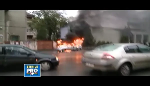 Masina in flacari pe strada Gheorghe Lazar din Timisoara. Vezi VIDEO