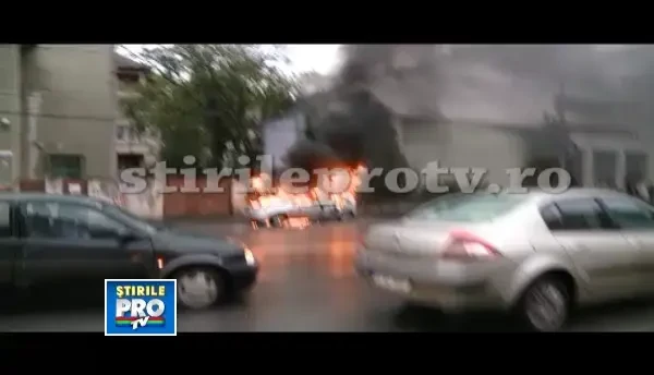 Masina in flacari pe strada Gheorghe Lazar din Timisoara. Vezi VIDEO
