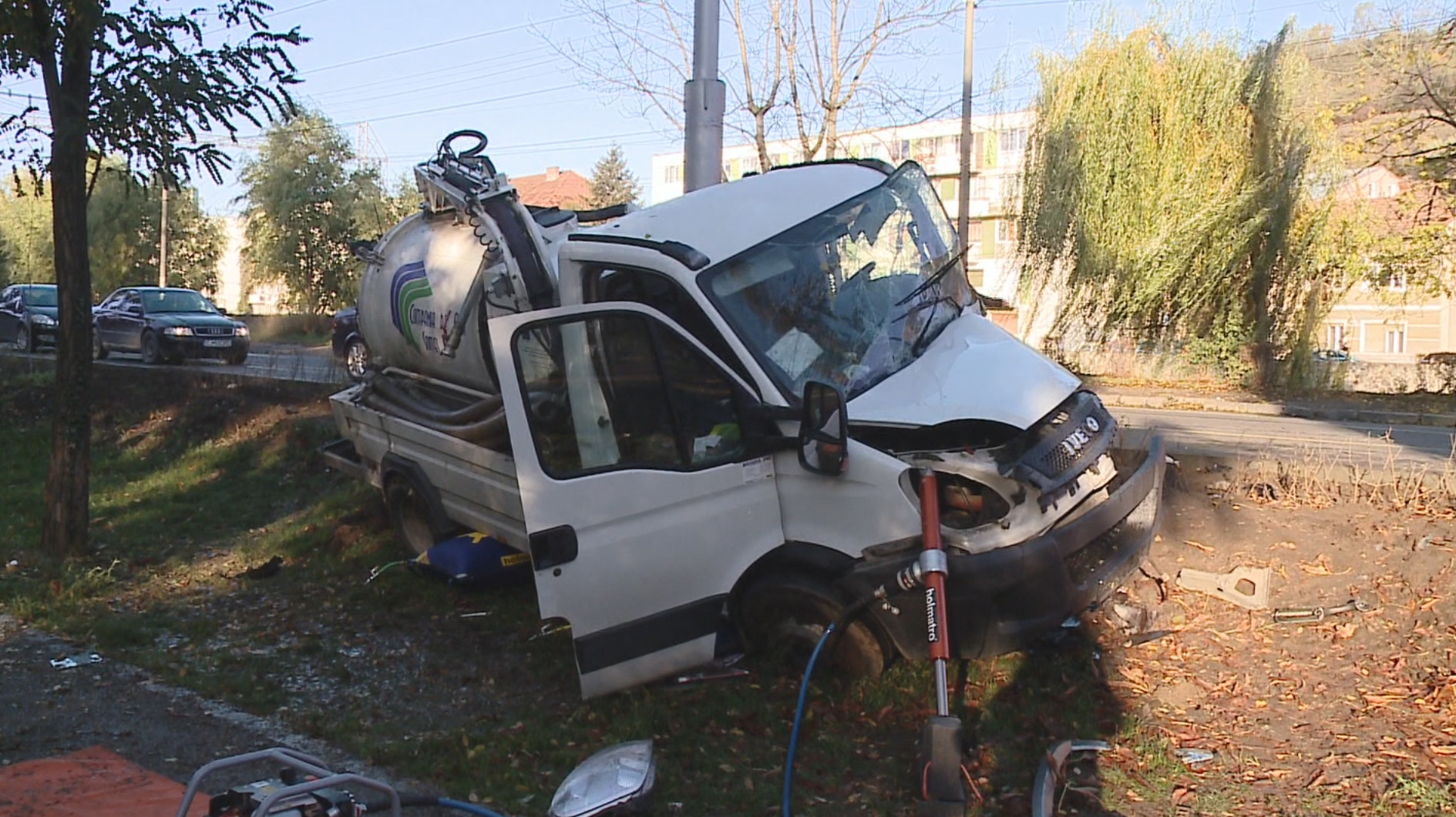O autoutilitara a Companiei de Apa Somes a intrat intr-un stalp de electricitate