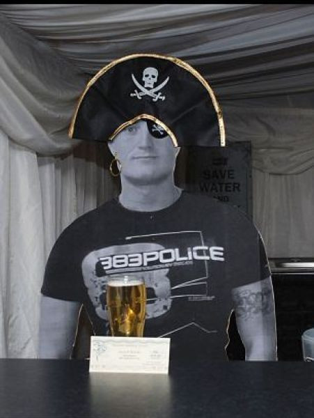 Fotografiile de nunta care ascund un gest emotionant. Cum s-au pozat acesti miri