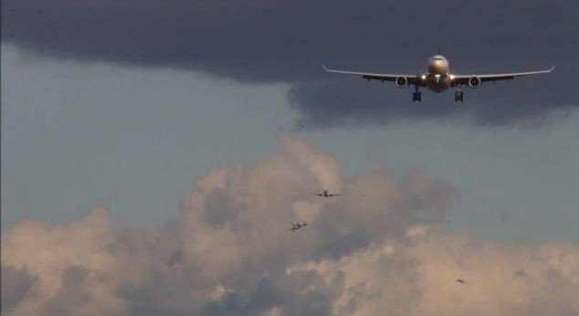 Ai vazut vreodata cum se clatina avioanele care aterizeaza din cauza vantului? Iti aratam noi: VIDEO