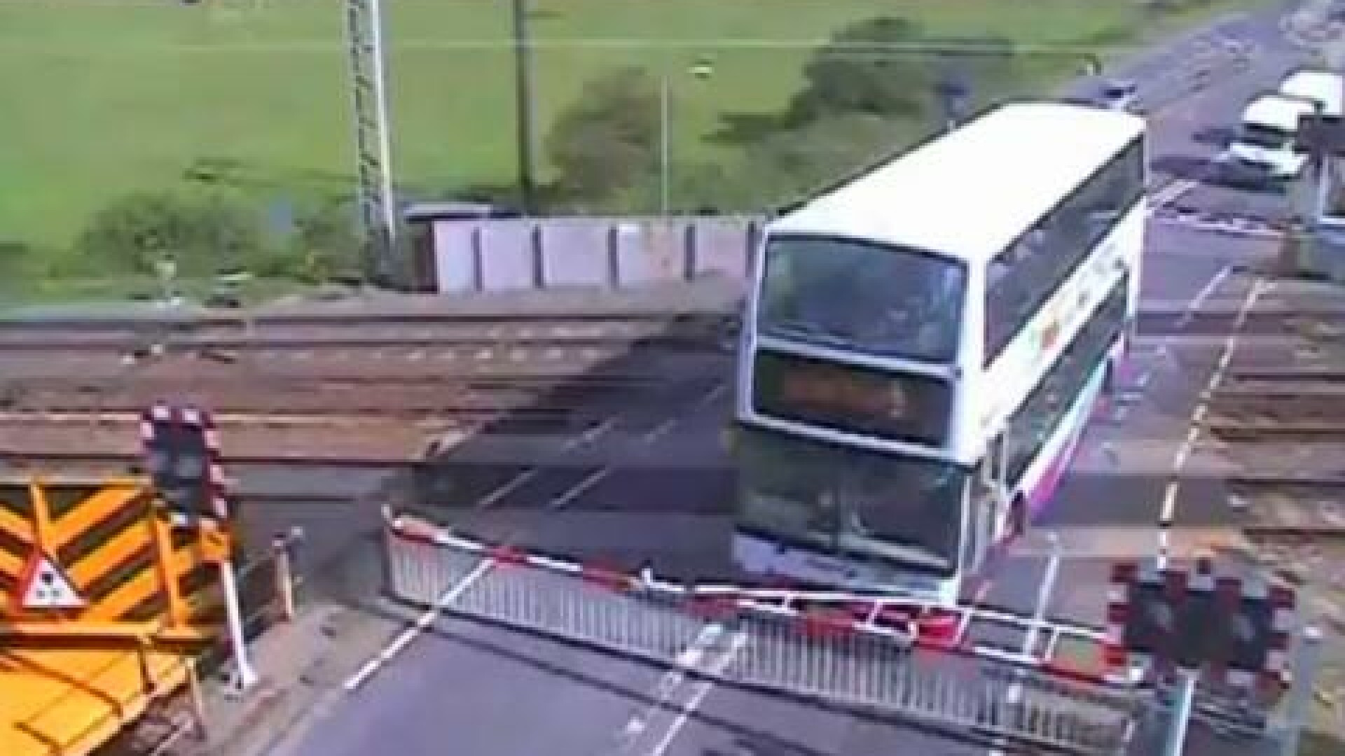 Spaima pentru soferul unui autobuz al scolii.Masina a ramas blocata pe sinele de tren,intre bariere