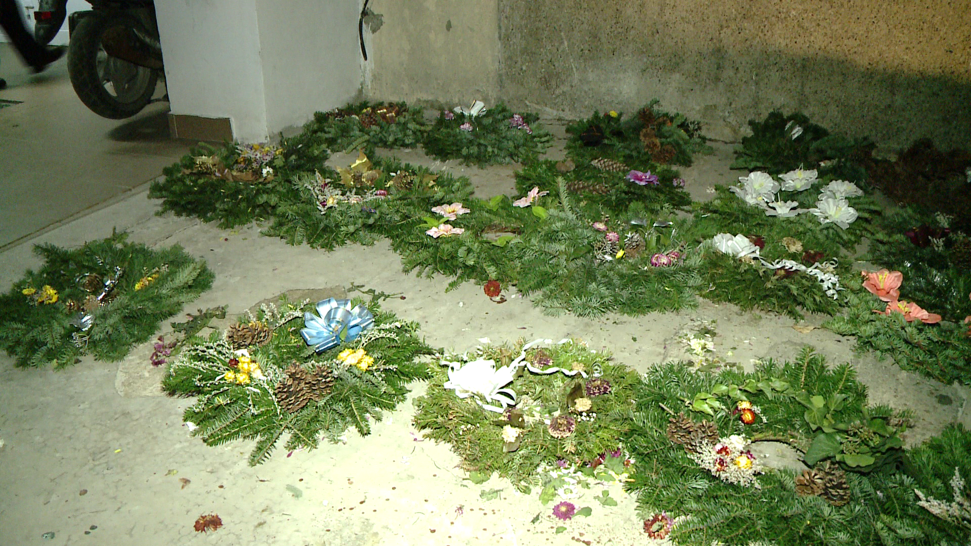 Hoti fara frica de Dumnezeu. Doi indivizi au furat 40 de coroane si mai multe flori de pe morminte