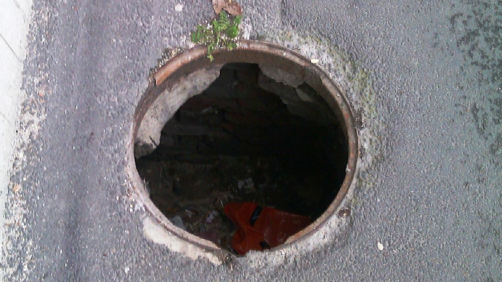 Hotii de capace din Arad au ajuns si in centrul orasului, lasand in urma capcane pentru pietoni