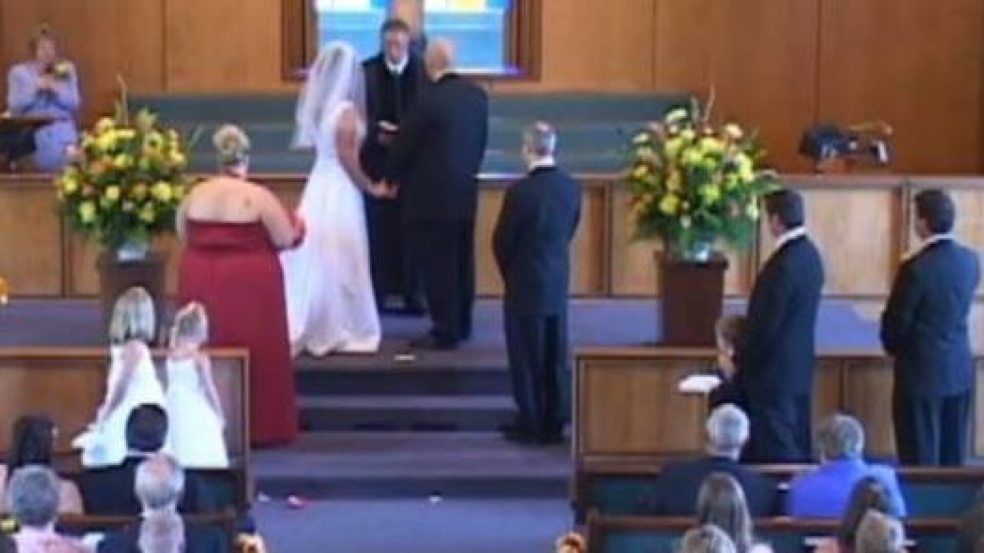 Un barbat complet dezbracat si-a facut aparitia la o nunta. Cum a reactionat mireasa. VIDEO