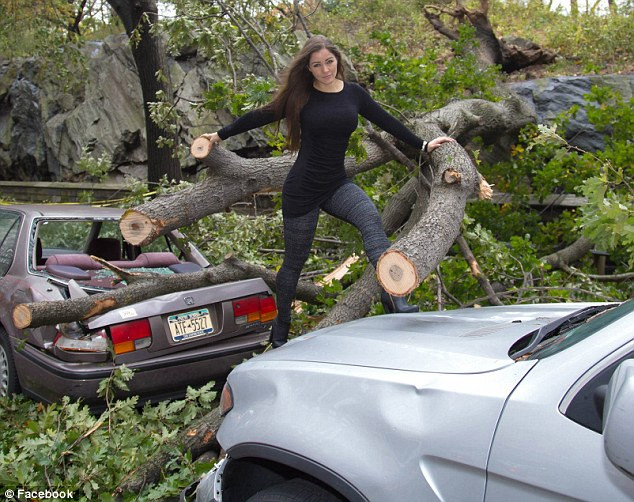 Galerie FOTO. Imaginile care au revoltat America. Cum s-a pozat un fotomodel din Playboy dupa uragan