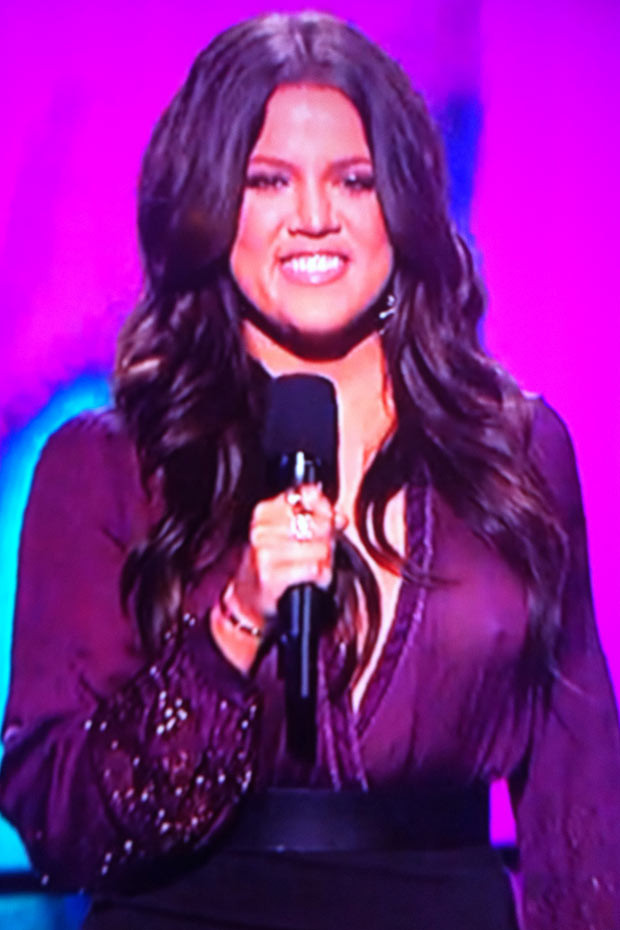 Cum a aparut o vedeta tv in timpul unei emisiuni LIVE. Toti barbatii din sala au ramas blocati