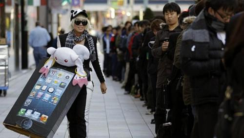 Cum au asteptat cumparatorii iPad Mini in fata magazinelor Apple! FOTO