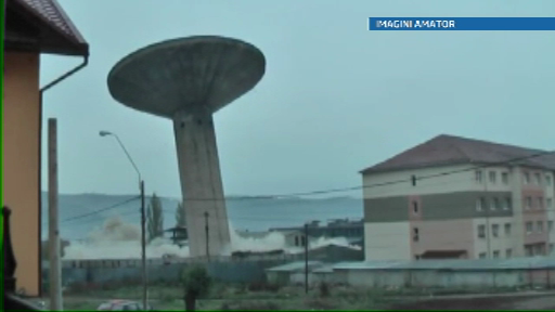 VIDEO. Momentul in care un turn de apa este demolat in directia gresita. "Merge spre casele noastre"