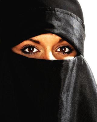 "S-a uitat dupa doi barbati". O adolescenta de 15 ani, ucisa cu acid chiar de parinti in Pakistan