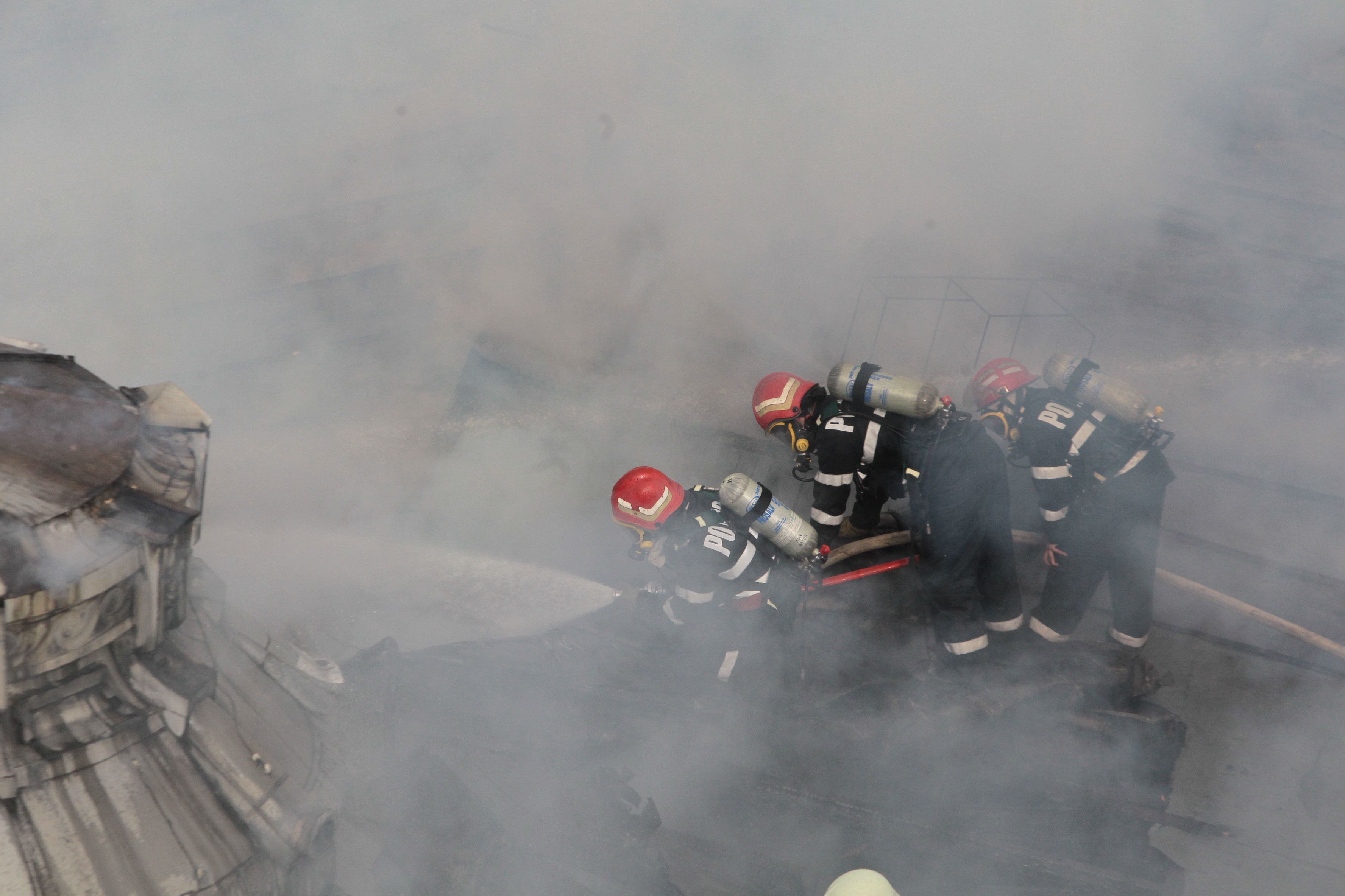 Panica la universitatea de stat din Arad. Studenti si profesori evacuati in urma unui incendiu