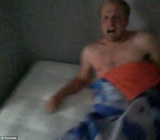 Cea mai amuzanta farsa de Halloween. Cum este trezit un barbat de colegii lui de camera.VIDEO