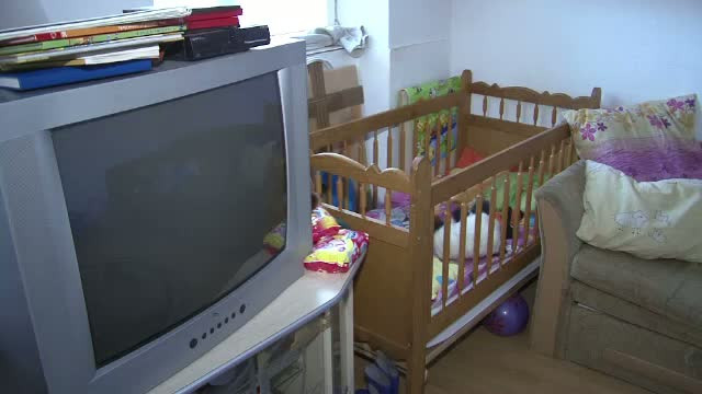 Si-a lasat copilul nesupravegheat cateva minute. Micutul s-a sufocat cu o punga si e in stare grava