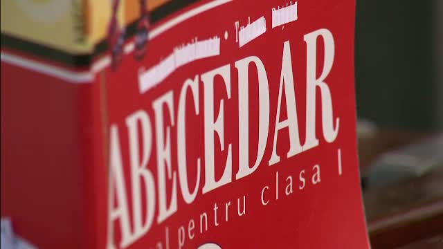 În școli nu au ajuns încă abecedarele. Manuale de geografie, transformate în hârtie igienică