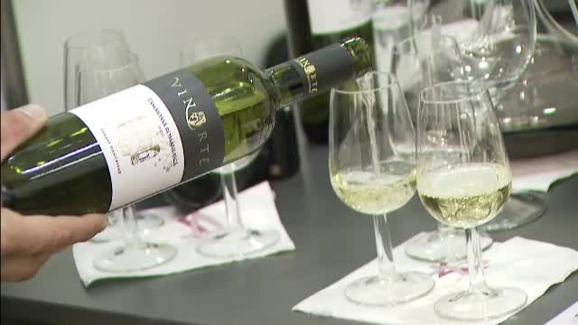 Cum faci diferenta intre un vin sec si unul demisec si cum sa tii un pahar in mana