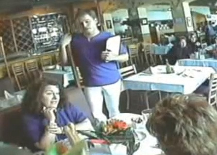 "Oldies but goldies": Farsa cu camera ascunsa. Ce se intampla cand chelnerul e ... prea "dotat'