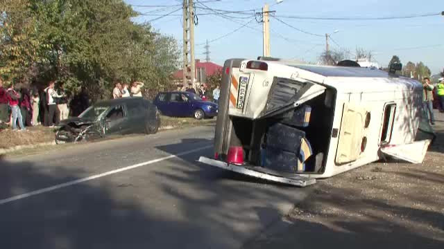 Targu Jiu: 17 raniti dupa ce masina unei soferite a lovit un microbuz plin cu oameni
