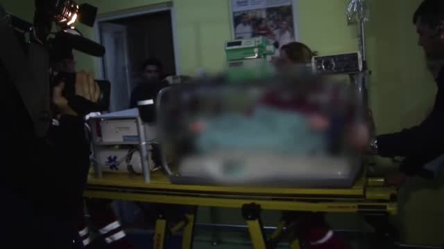 Bebelusul din Gorj, hranit doar cu ceai, e in continuare in stare critica. Parintii lui, anchetati