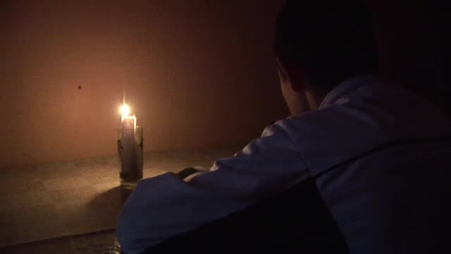 La doar 11 ani, Leontin merge pe jos 4 kilometri pana la scoala si isi face temele la lumanare