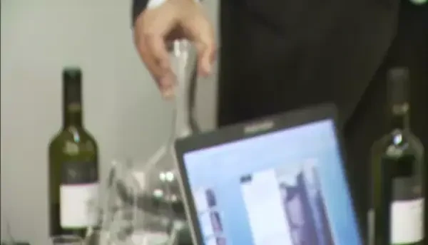 Cum faci diferenta intre un vin sec si unul demisec si cum sa tii un pahar in mana