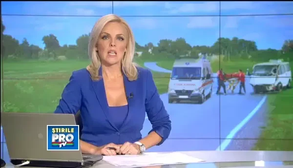 Targu Jiu: 17 raniti dupa ce masina unei soferite a lovit un microbuz plin cu oameni