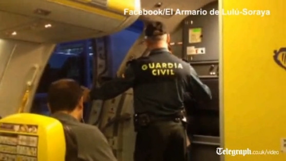 "Rusine, rusine!". Motivul incredibil pentru care o femeie este data afara din avion. VIDEO