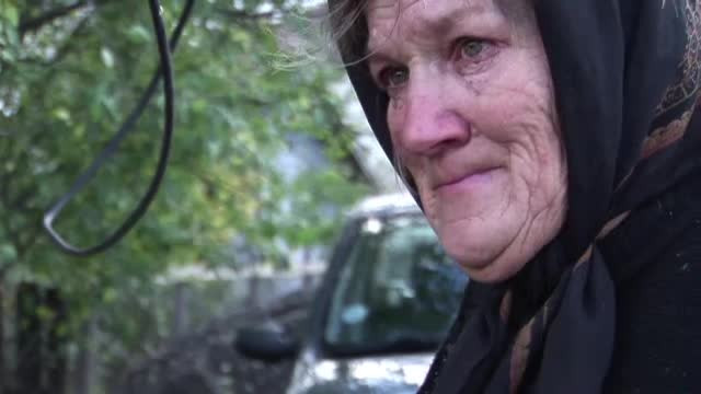 O batrana de 74 de ani traieste de 19 ani in cocina porcilor, dupa ce i s-a surpat casa