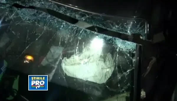 O masina cu 3 persoane a cazut intr-o groapa adanca de 2 metri, iar rezultatul a fost tragic