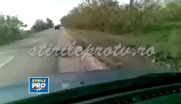 Cel mai circulat drum judetean din Arad a ajuns o ruina. Vezi cum se circula intre Arad si Siria