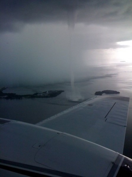 "Daca va uitati pe geam, puteti vedea ca zburam spre apocalipsa". Poza care face inconjurul lumii