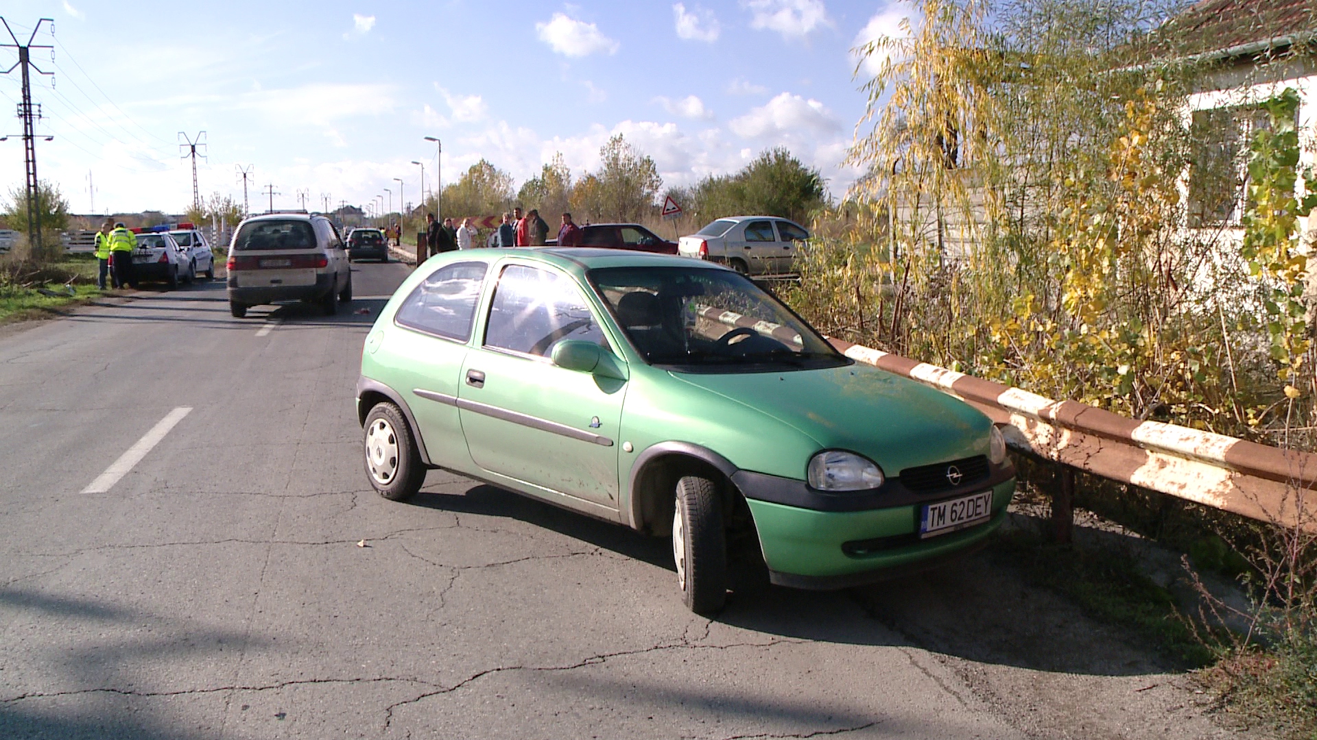 A traversat strada cu castile in urechi si a fost lovita de o masina