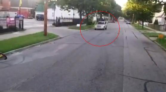 Imaginile pentru care a fost obligata sa-si scrie pe ea IDIOATA. Ce a facut o femeie la volan. VIDEO