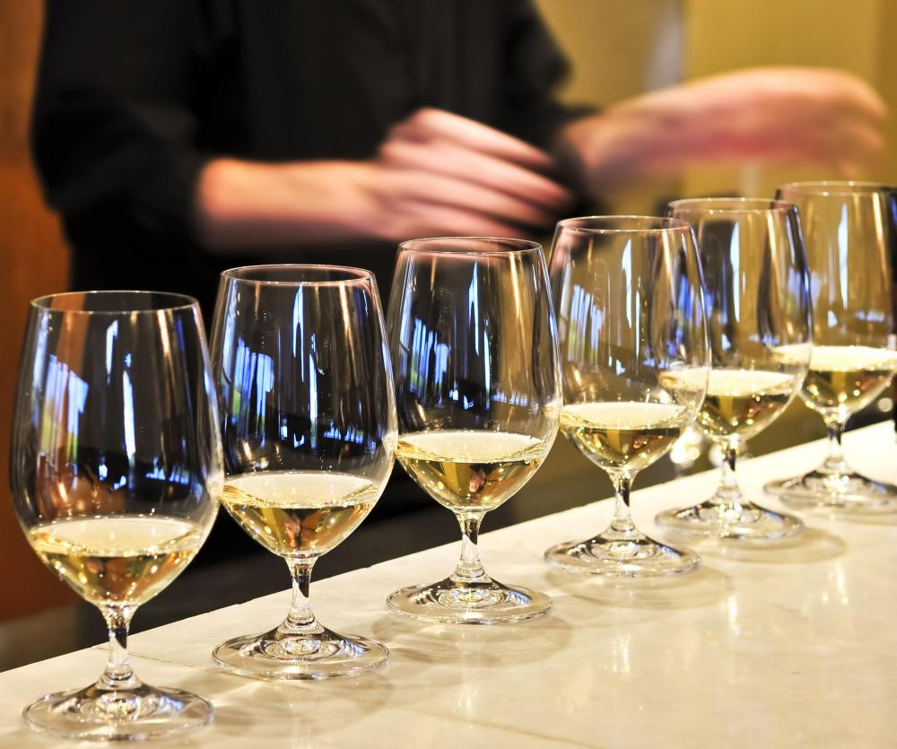 Cum alegi paharul pentru vin, de unde vine denumirea de Tamaioasa romaneasca si cu ce seamana la gust! VIDEO