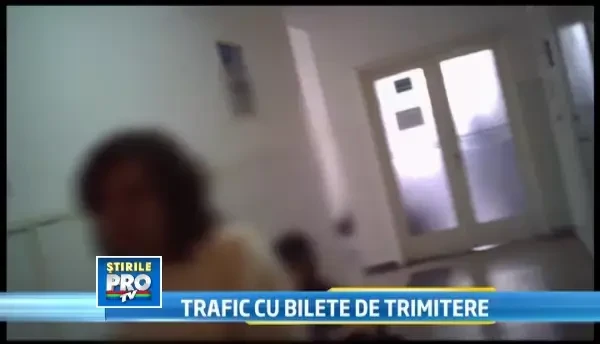 CAMERA ASCUNSA: Frauda cu biletele de trimitere. Cat castigau doi medici din consultatii fictive
