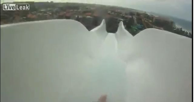 Cel mai inalt tobogan cu apa din lume. Cum este sa parcurgi 14 etaje in 4 secunde. VIDEO