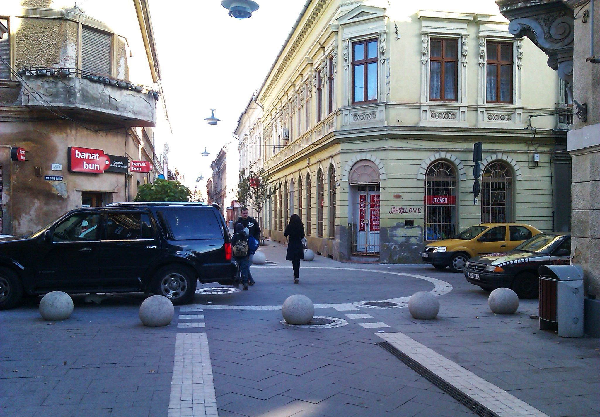 Singura strada pietonala din Arad, animata doar de masini. Evenimentele artistice promise lipsesc