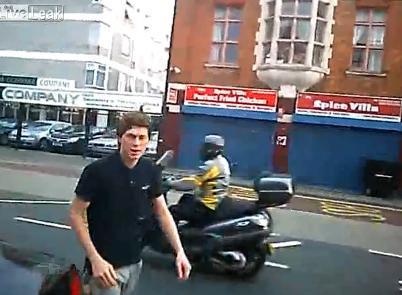 Intamplare ireala pentru Romania. Cum rezolva un biciclist si un sofer o problema in trafic. VIDEO