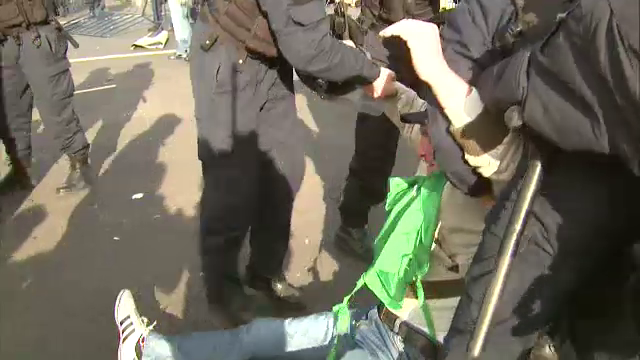 VIDEO. Momentul in care fermierii-protestatari incep sa arunce cu garduri in jandarmi