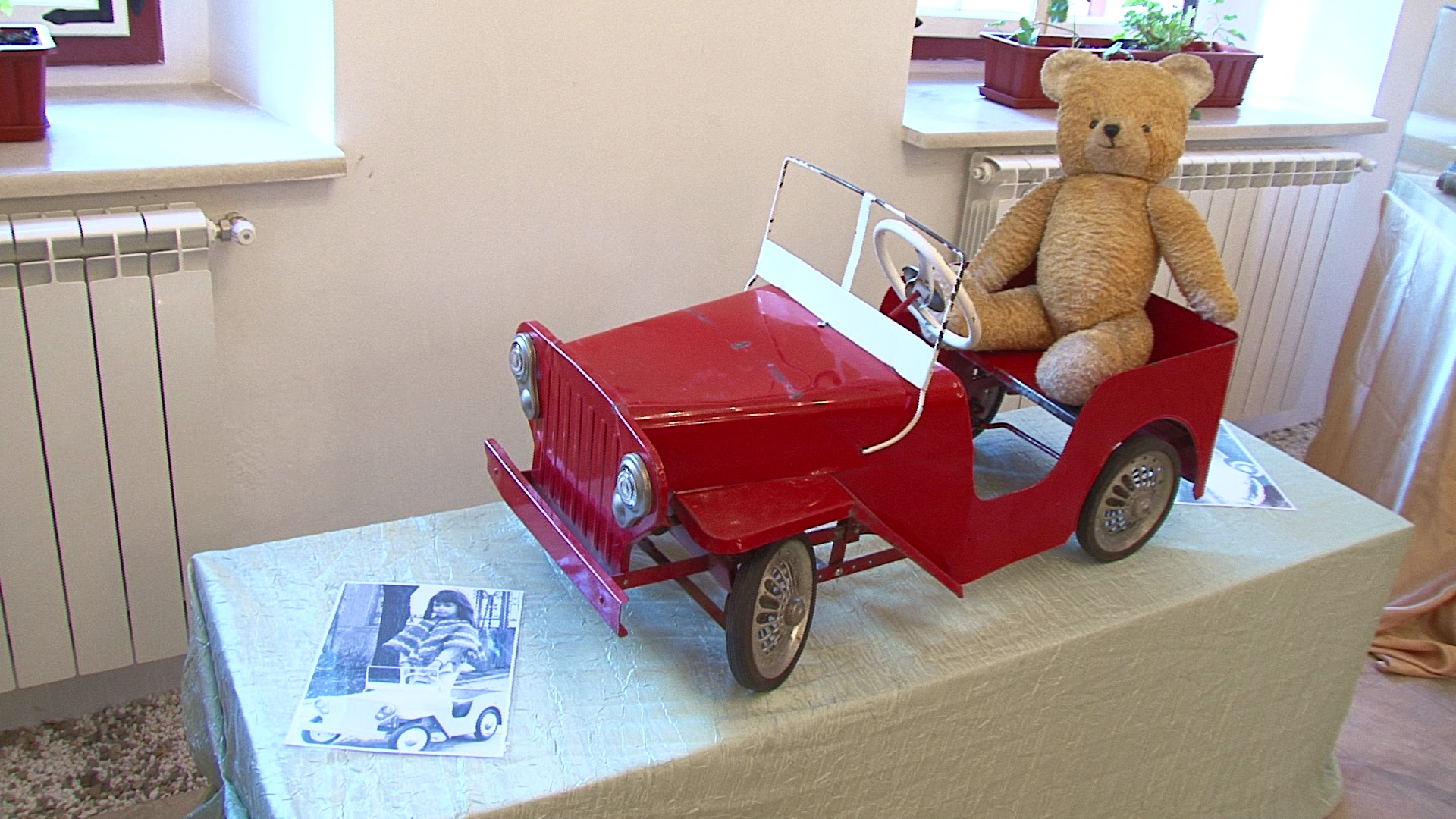 Peste 500 de jucarii din anii ’80 sunt expuse la Muzeul Civilizatiei Dacice si Romane din Deva. FOTO