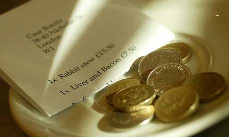 Un chelner a avut parte de surpriza vietii lui. S-a frecat la ochi cand a adus nota de plata si a vazut ce a primit in schimb