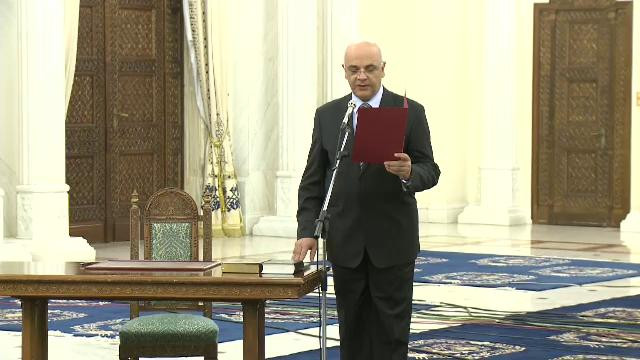 Basescu i-a adus Biblia si Coranul lui Arafat la investitura: "E optiunea dumneavoastra." Ce a facut